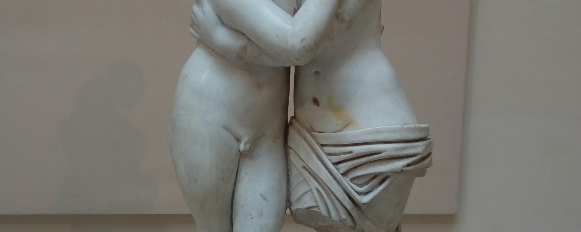 "Amantes entre la brisa marina que desprende el puerto de la antigua Roma"