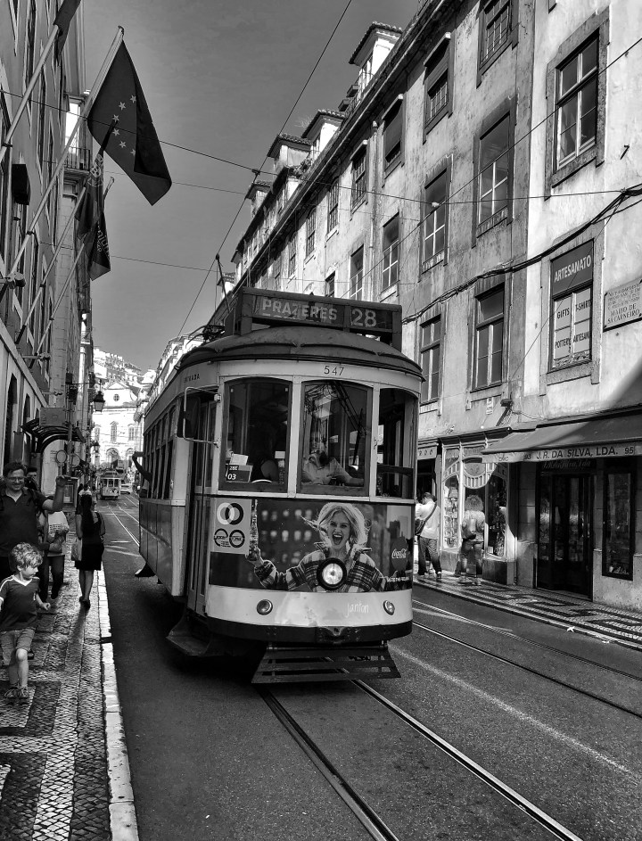 tranvía 28 con firma en bnw